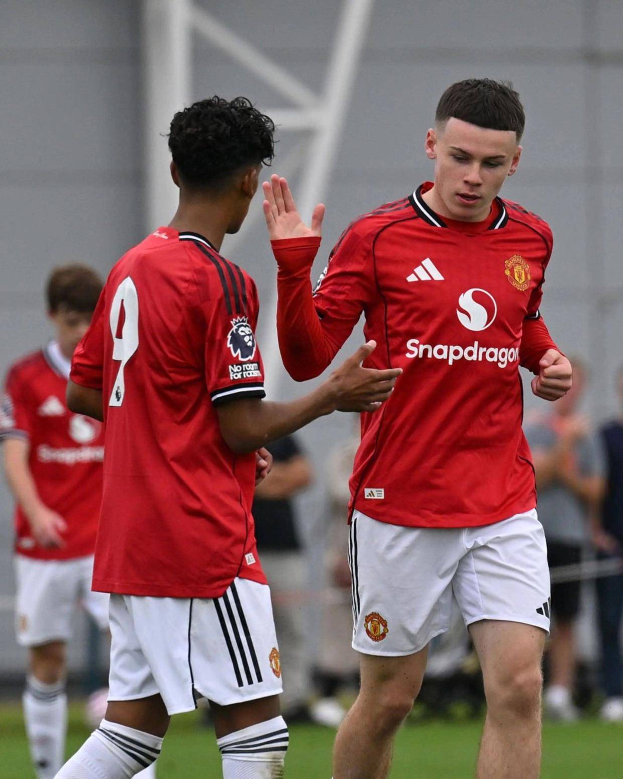 鲁尼长子梦想10年内成为曼联主力！小梅西再入世界波，卡里克观战